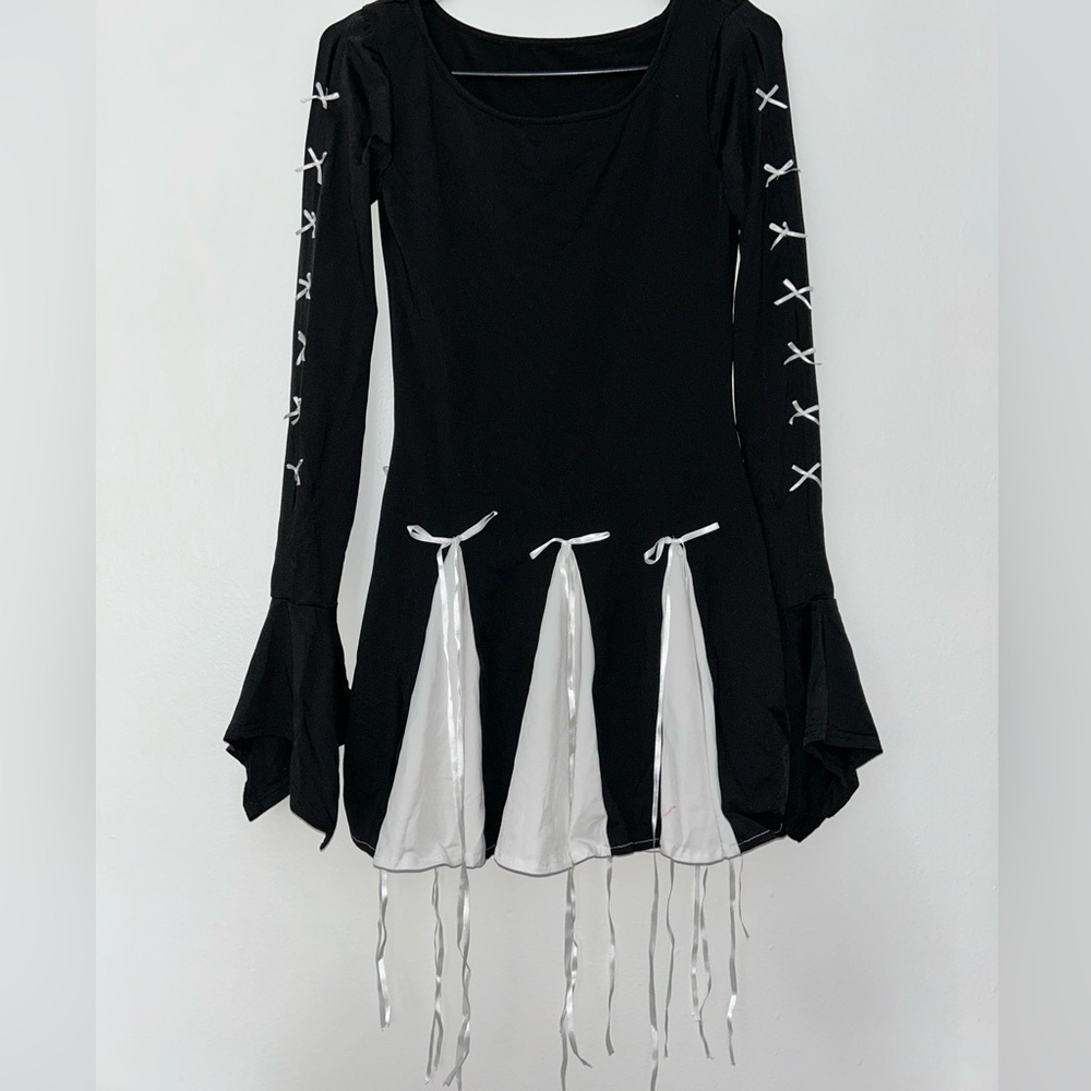 🖤🤍NWOT🤍🖤Black and White Y2K Bow Dress with Bell Sleeves